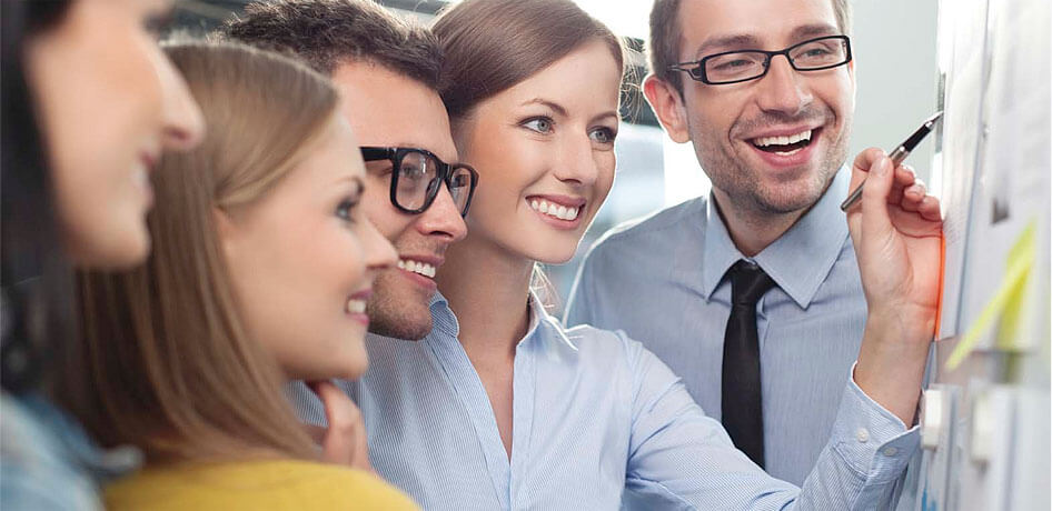 Kantoorgenoten glimlachen - SE And SAM Cleaning Service